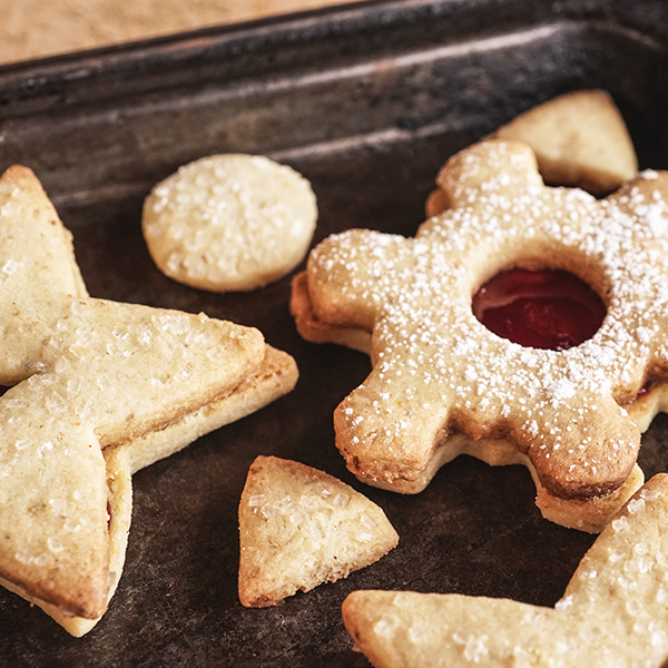 Linzer Augen – Raspberry Hazelnut Cookies 