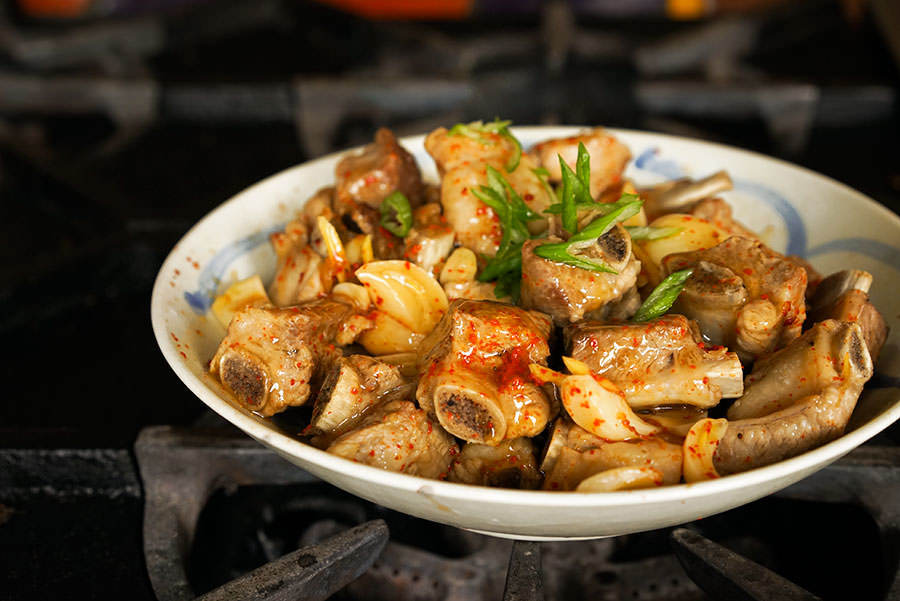 Pork ribs with garlic
