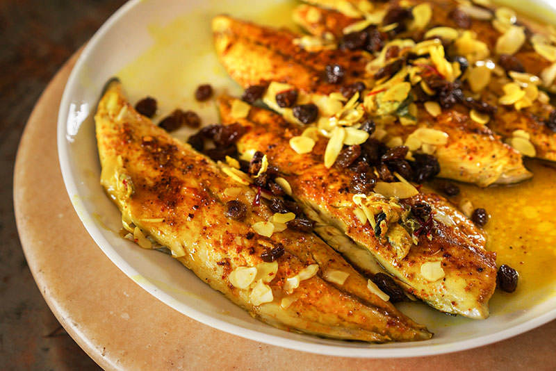 Mackerel Filets with Almonds and Raisins