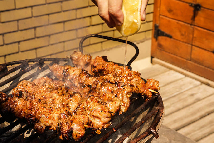 Lamb kebabs with lemon