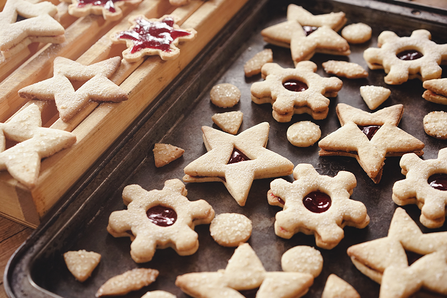 Linzer Augen – Raspberry Hazelnut Cookies 