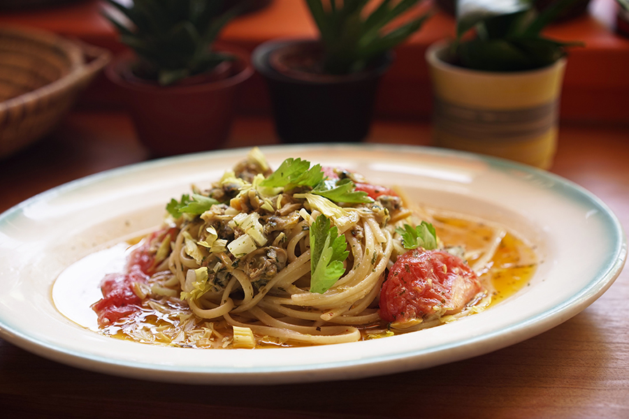 Staff clam linguine