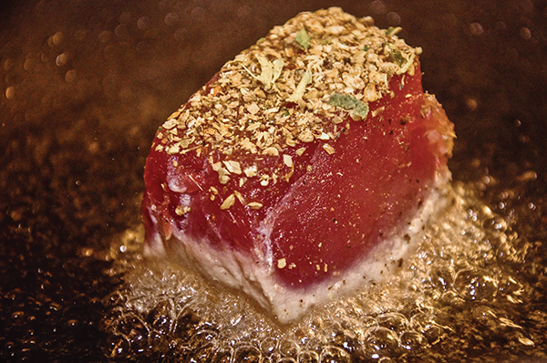 Tuna steaks with basil and Satay Spices